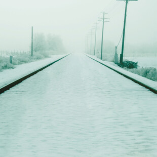 雪后雾中延伸的空旷道路