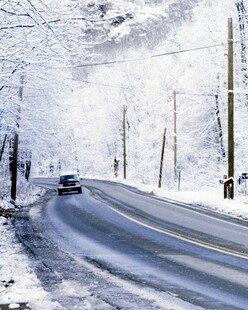 冬日雪路行驶的车辆