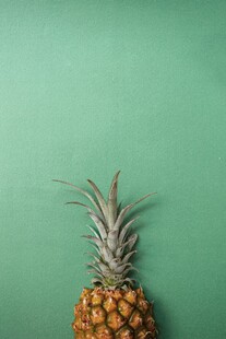 绿背景上的新鲜菠萝