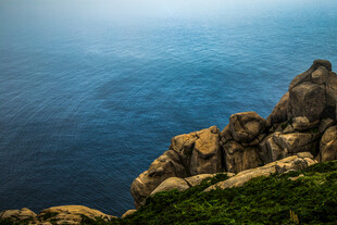 海边嶙峋岩石与广阔大海