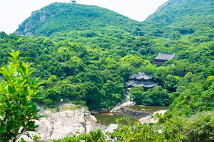青山环抱中的古朴建筑