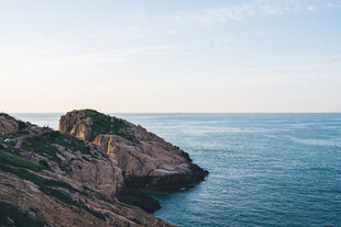 海边嶙峋岩石与辽阔大海