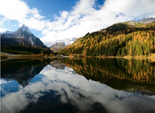 秋日山水湖景倒影如画