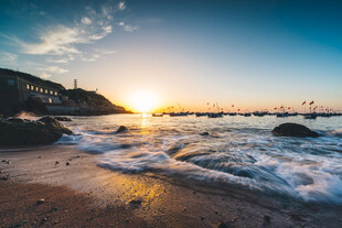 海边日落美景海浪轻拍沙滩