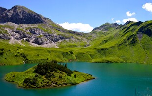 美丽高山湖泊自然风光
