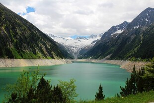 高山环抱的碧绿湖泊