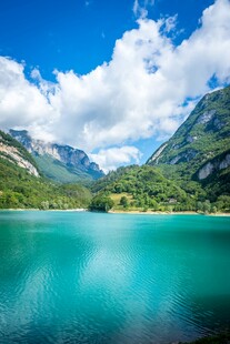 高山下的碧绿澄澈湖泊