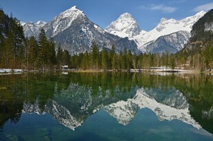 雪山湖泊美景倒映