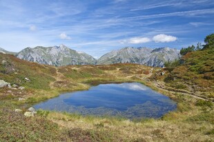 山间静谧湖泊美景