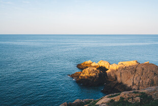 海边礁石美景