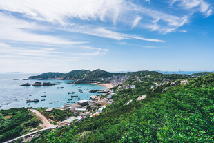 海岛绿意盎然的美丽风光