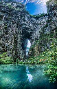 山间幽潭瀑布美景