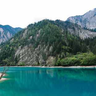 碧绿湖水旁的秀丽山峦