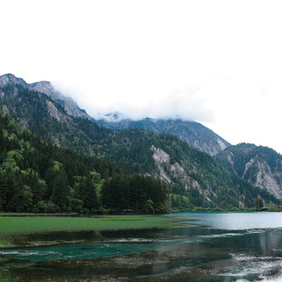 山间湖泊美景