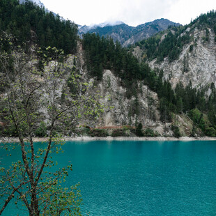 青山环抱的碧蓝色湖泊