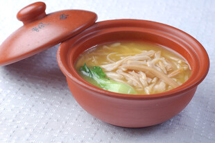 红陶碗中的美味菌菇汤