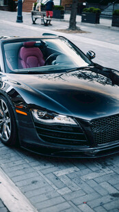黑色敞篷跑车停在路边