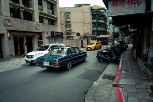 城市街道上行驶的出租车