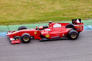 红色赛车赛道飞驰