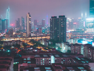 城市夜景中的新旧建筑对比