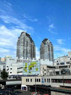 城市高楼与周边建筑景观