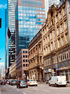 城市新旧建筑对比街景
