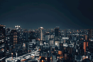 夜幕下的繁华都市景观