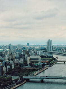 城市河畔景观俯瞰