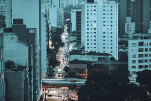 城市夜景中的繁忙街道