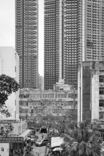 城市高楼与低矮建筑景观