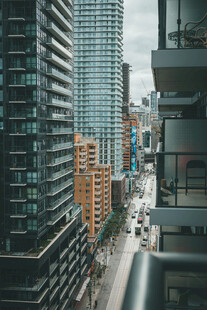城市高楼间的街道景象