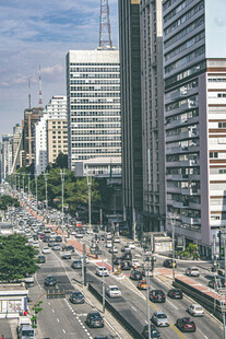 城市繁忙街道高楼景观
