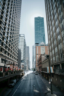 城市高楼间的空旷街道