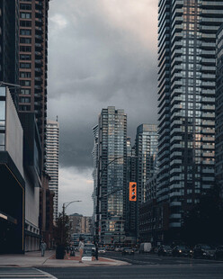 都市高楼林立的街道景象