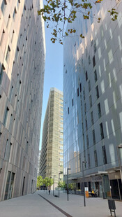 现代都市中的高楼街道