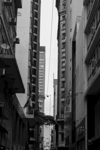 都市高楼间的狭窄街道