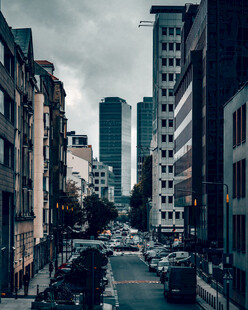 城市街道高楼间的车流