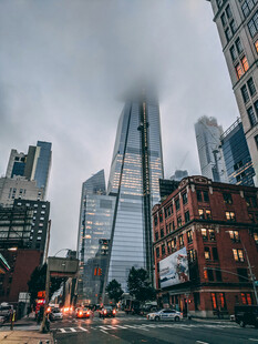 雾中都市高楼街景
