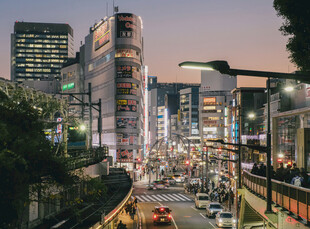 都市夜幕下的繁华街道