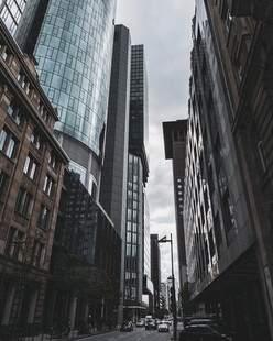 都市高楼林立的街道景象