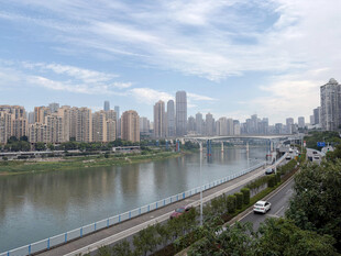 城市河畔风光