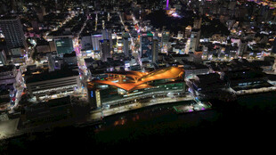 城市夜景中的璀璨建筑