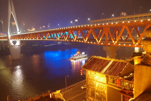 城市夜景中的璀璨桥梁