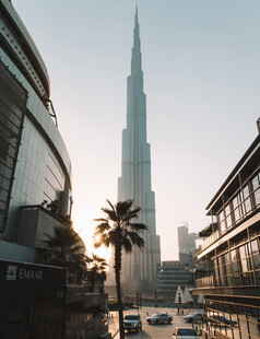 迪拜城市街景中的高耸建筑