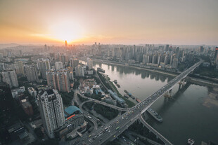 城市河畔日落壮丽景观