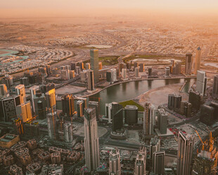 夕阳下的繁华都市景观