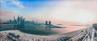 城市海滨风光全景图