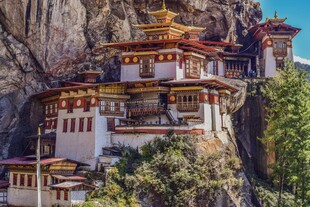 悬崖上的精美寺庙建筑