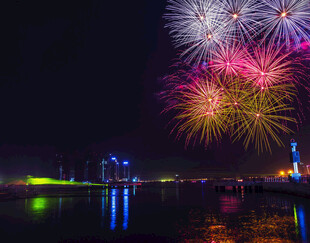 夜湖烟花绽放美景