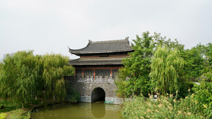 中式古桥楼阁风景图
